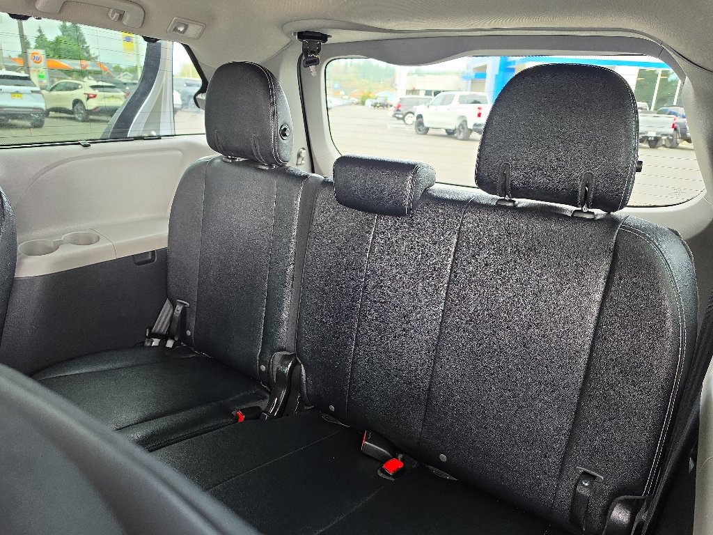 Used 2015 Toyota Sienna SE FWD image 18