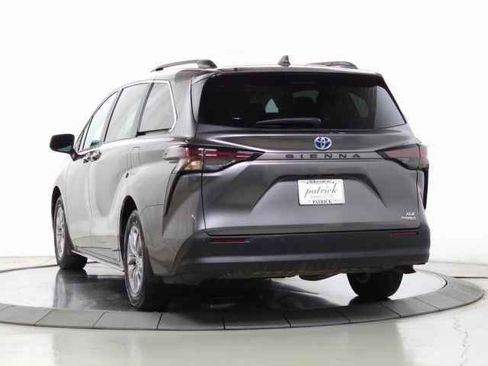 Used 2023 Toyota Sienna XLE image 6
