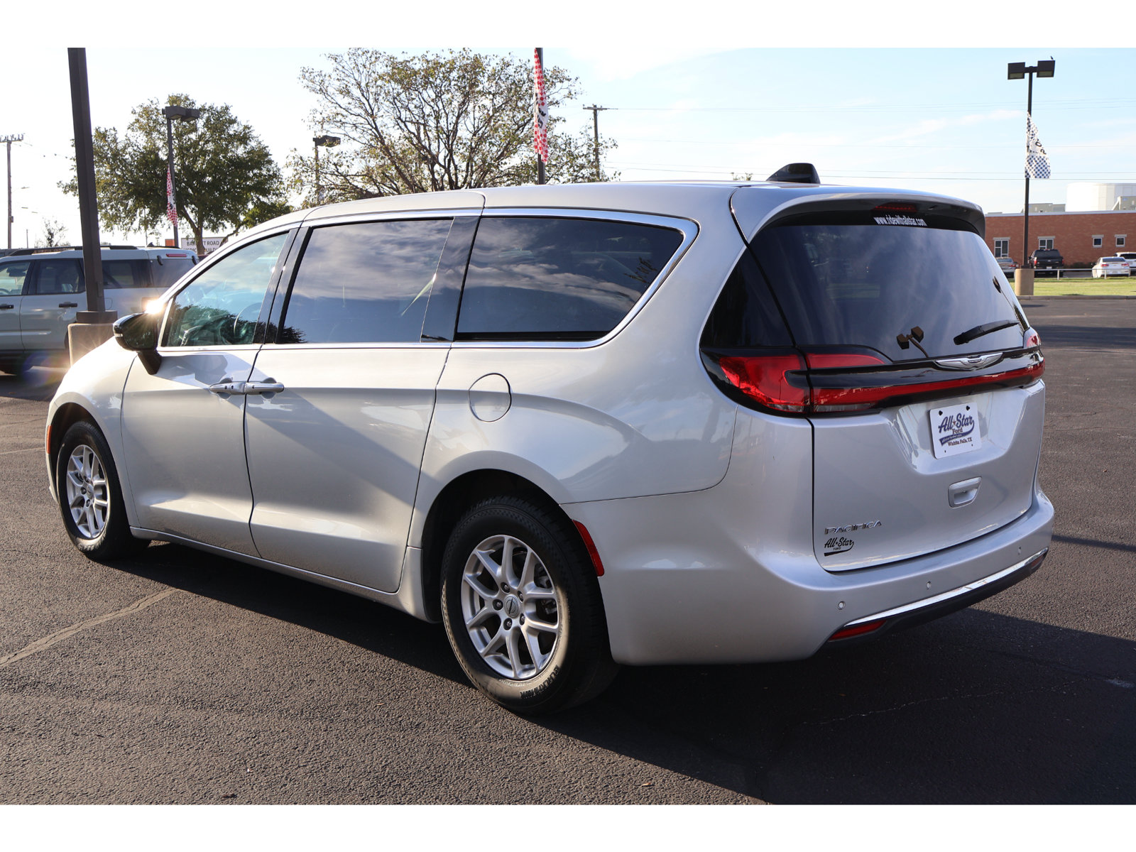 Used 2024 Chrysler Pacifica Touring-L FWD image 13