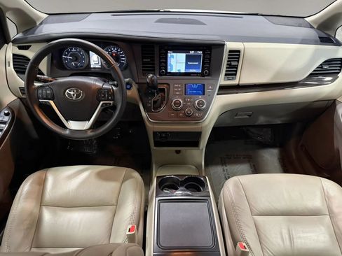 Used 2018 Toyota Sienna XLE w/ XLE Navigation Package FWD image 12