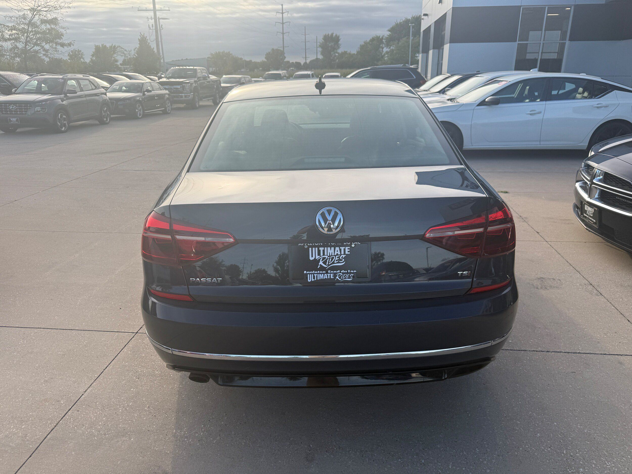 Used 2018 Volkswagen Passat 2.0T R-Line FWD image 5