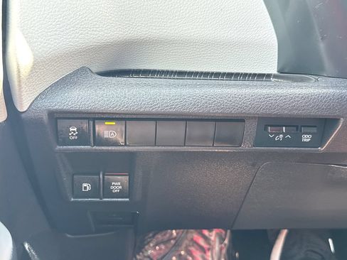 Used 2025 Toyota Sienna LE AWD/4WD image 34