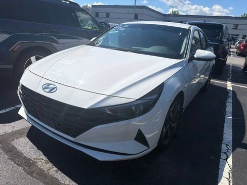 Used 2023 Hyundai Elantra SEL w/ Convenience Package FWD image 4