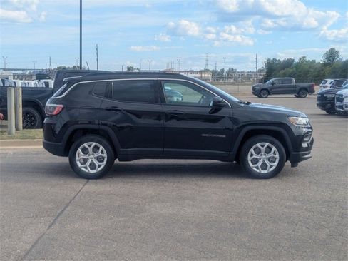 Used 2024 Jeep Compass Latitude image 2