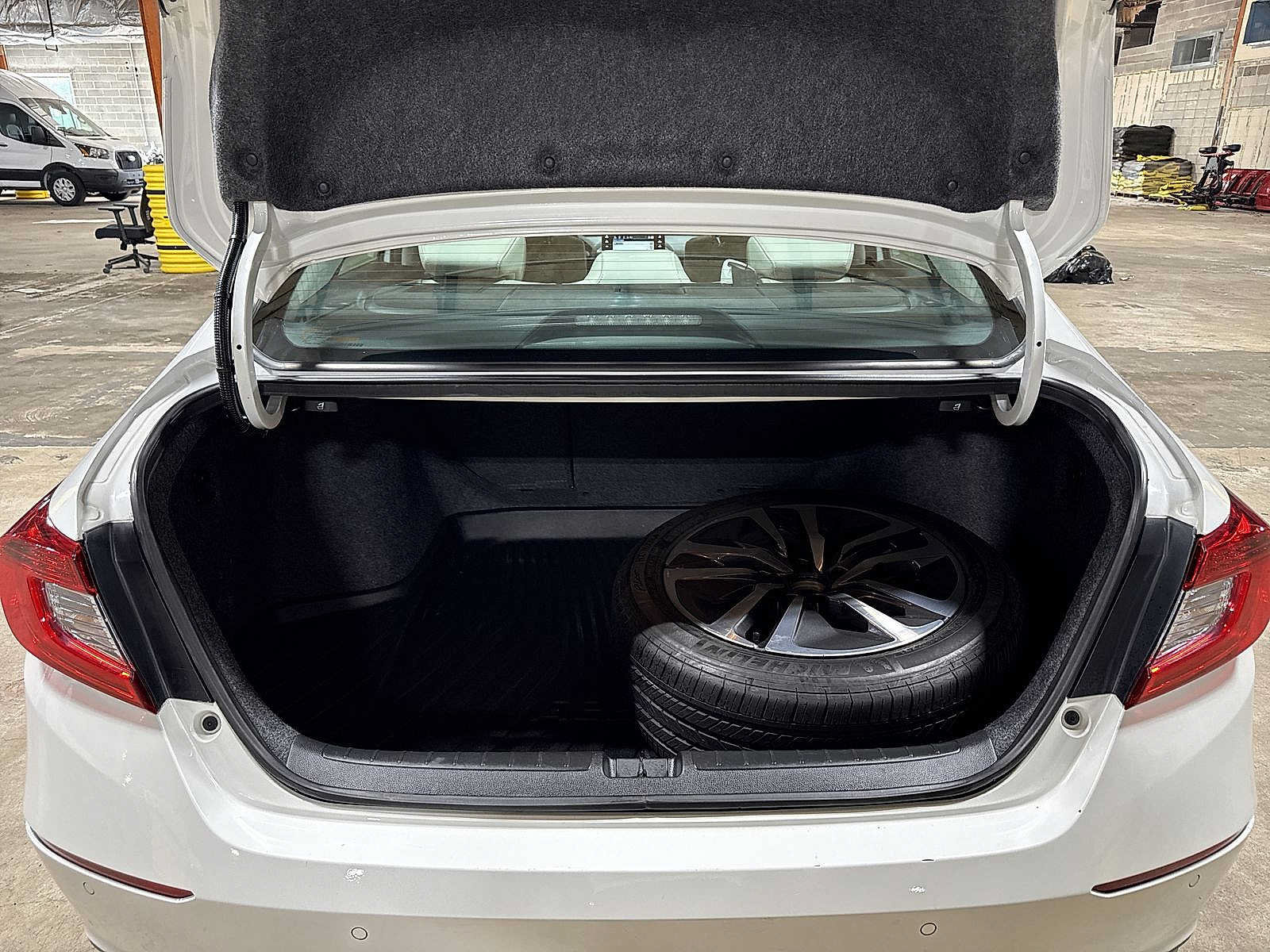 Used 2019 Honda Accord Touring image 11