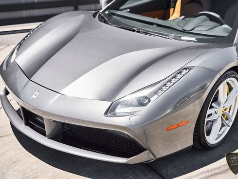 Used 2018 Ferrari 488 GTB RWD image 6