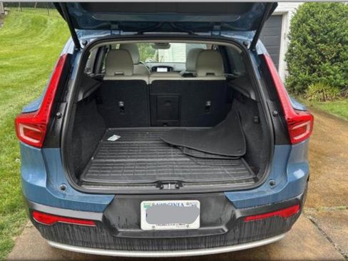 Used 2023 Volvo XC40 B5 Plus AWD/4WD image 5