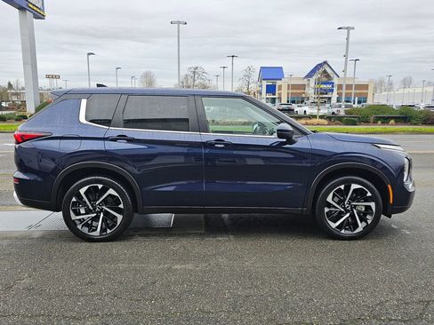 Used 2024 Mitsubishi Outlander SE image 4