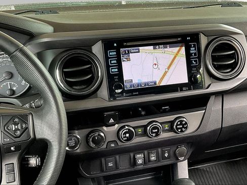 Used 2018 Toyota Tacoma TRD Off-Road AWD/4WD image 10