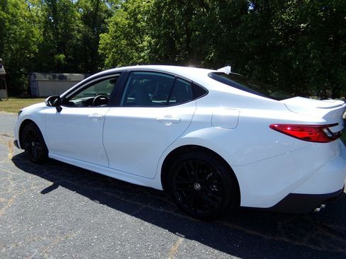 Used 2025 Toyota Camry SE FWD image 9