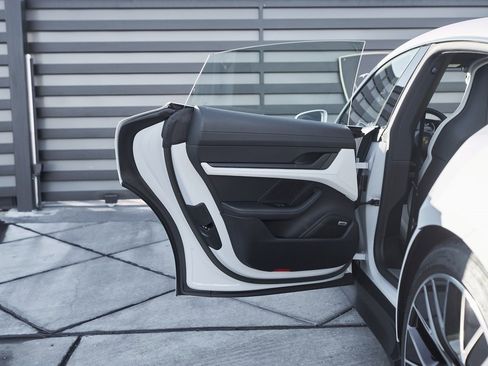 Used 2023 Porsche Taycan 4S w/ Premium Package image 26