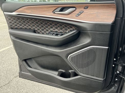 Used 2025 Jeep Grand Cherokee Summit image 19