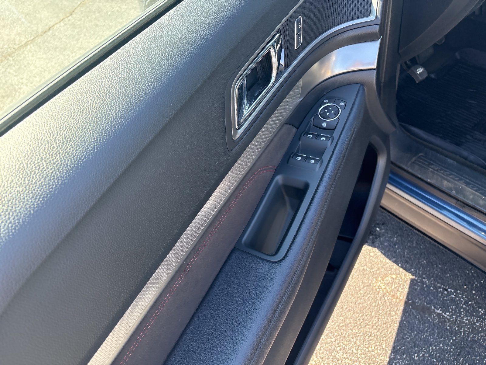 Used 2018 Ford Explorer XLT w/ Equipment Group 202A AWD/4WD image 12