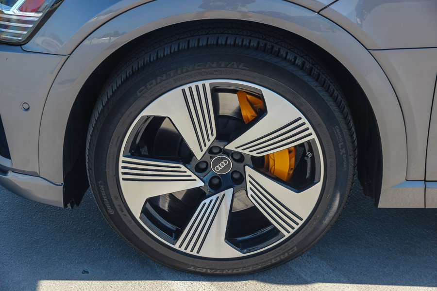 Used 2022 Audi e-tron Premium Plus w/ Premium Plus Package AWD/4WD image 10