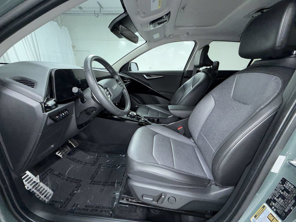 Used 2024 Kia Niro SX Touring FWD image 12