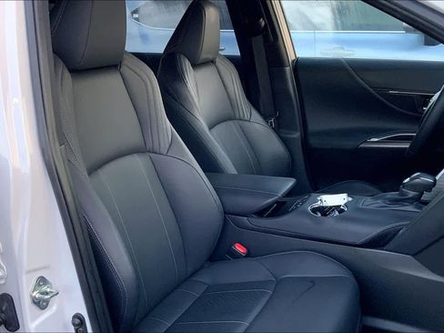 Used 2023 Toyota Venza Limited image 9