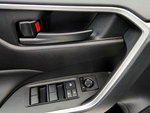 Certified 2025 Toyota RAV4 LE FWD image 31