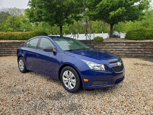 Used 2013 Chevrolet Cruze LS FWD image 2