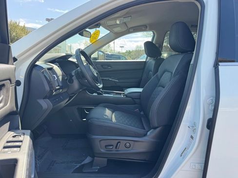 Used 2024 Nissan Pathfinder SV image 25