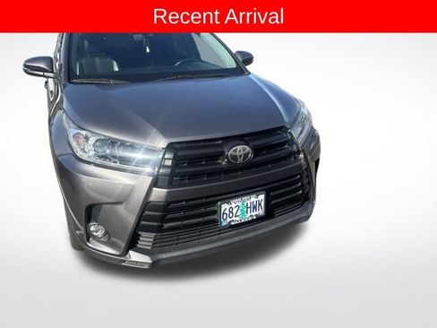 Used 2017 Toyota Highlander AWD V6 image 2