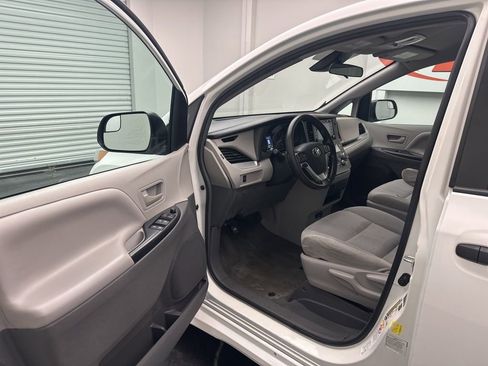 Used 2019 Toyota Sienna L image 7