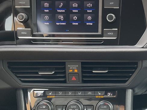 Used 2024 Volkswagen Jetta SE FWD image 16