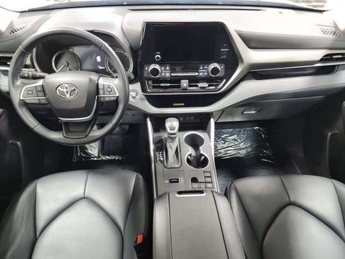 Used 2023 Toyota Highlander XLE image 2