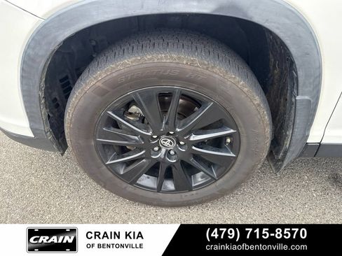 Used 2019 Toyota Highlander SE FWD image 18
