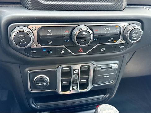 Used 2023 Jeep Wrangler Unlimited w/ Convenience Group AWD/4WD image 15