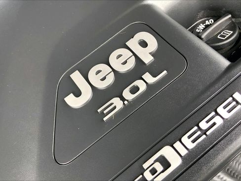 Used 2022 Jeep Wrangler Unlimited Sahara AWD/4WD image 32