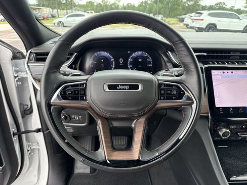 Used 2022 Jeep Grand Cherokee Summit w/ Luxury Tech Group V AWD/4WD image 16