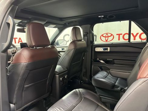 Used 2023 Ford Explorer Platinum w/ Technology Package AWD/4WD image 22