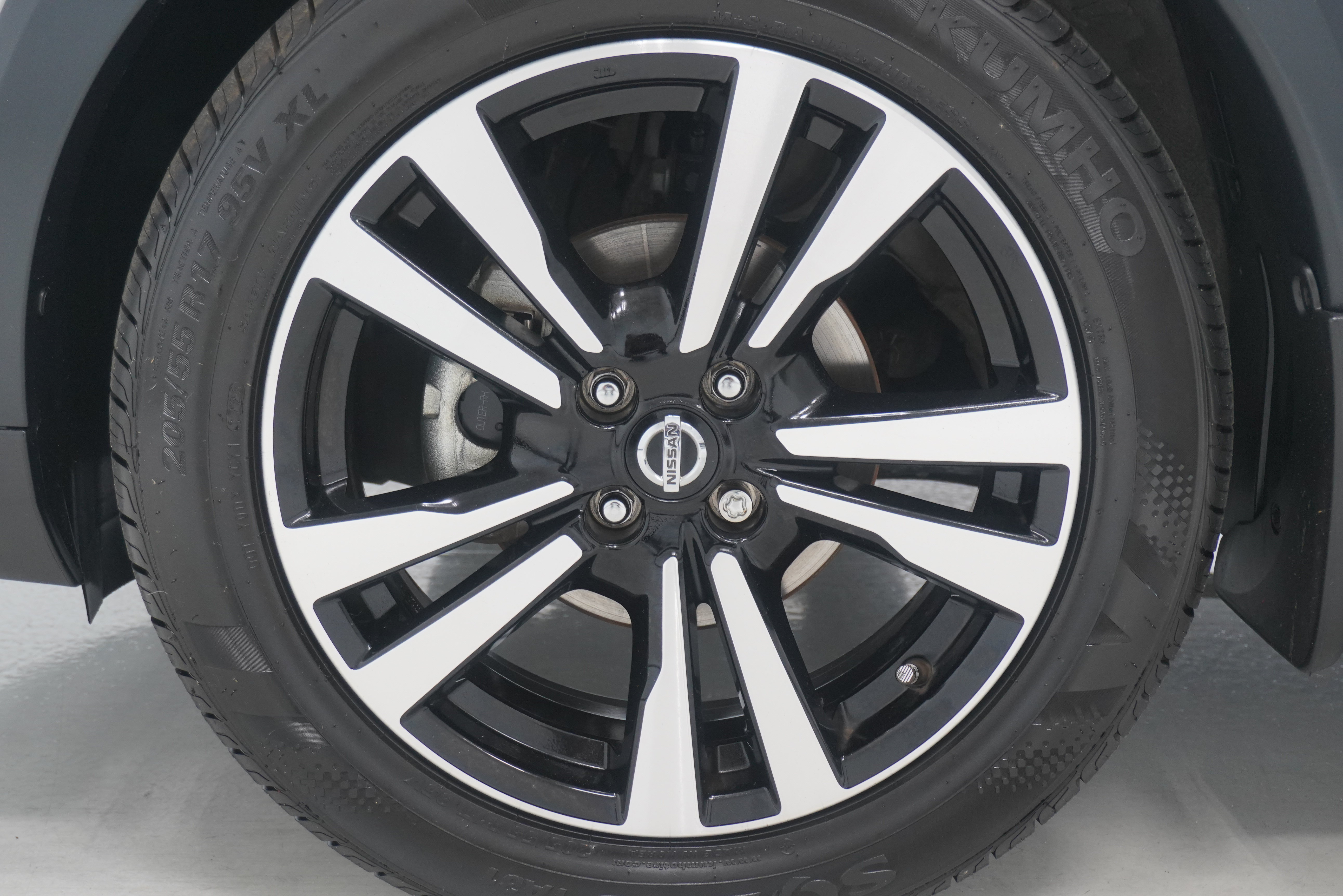 Used 2019 Nissan Kicks SR w/ SR Premium Package FWD image 23