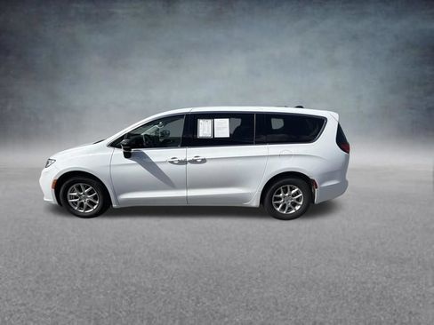 Used 2024 Chrysler Pacifica Touring-L FWD image 3