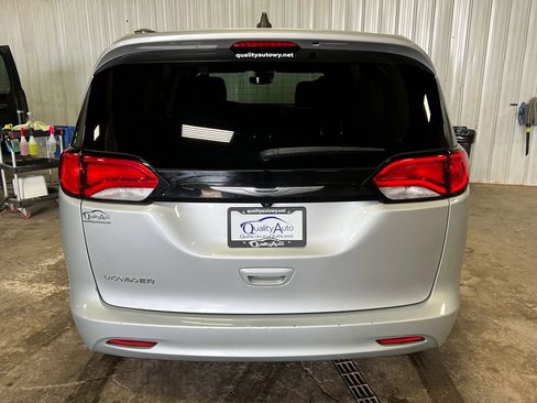 Used 2023 Chrysler Voyager LX image 7