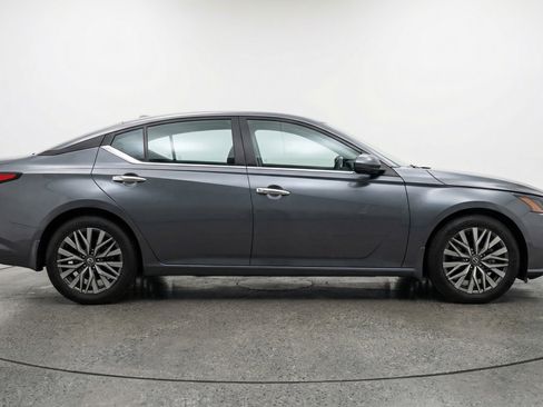 Used 2025 Nissan Altima 2.5 SV FWD image 11
