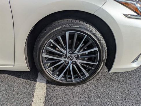 Certified 2025 Lexus ES 300h w/ Premium Package image 11