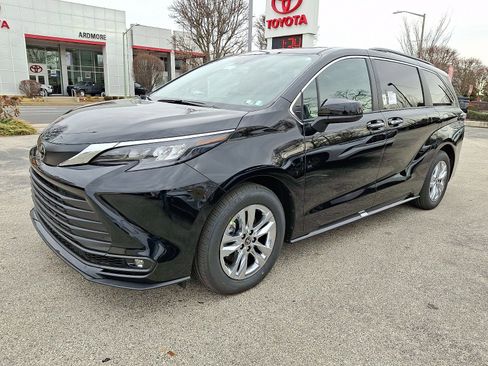 New 2026 Toyota Sienna XLE image 2