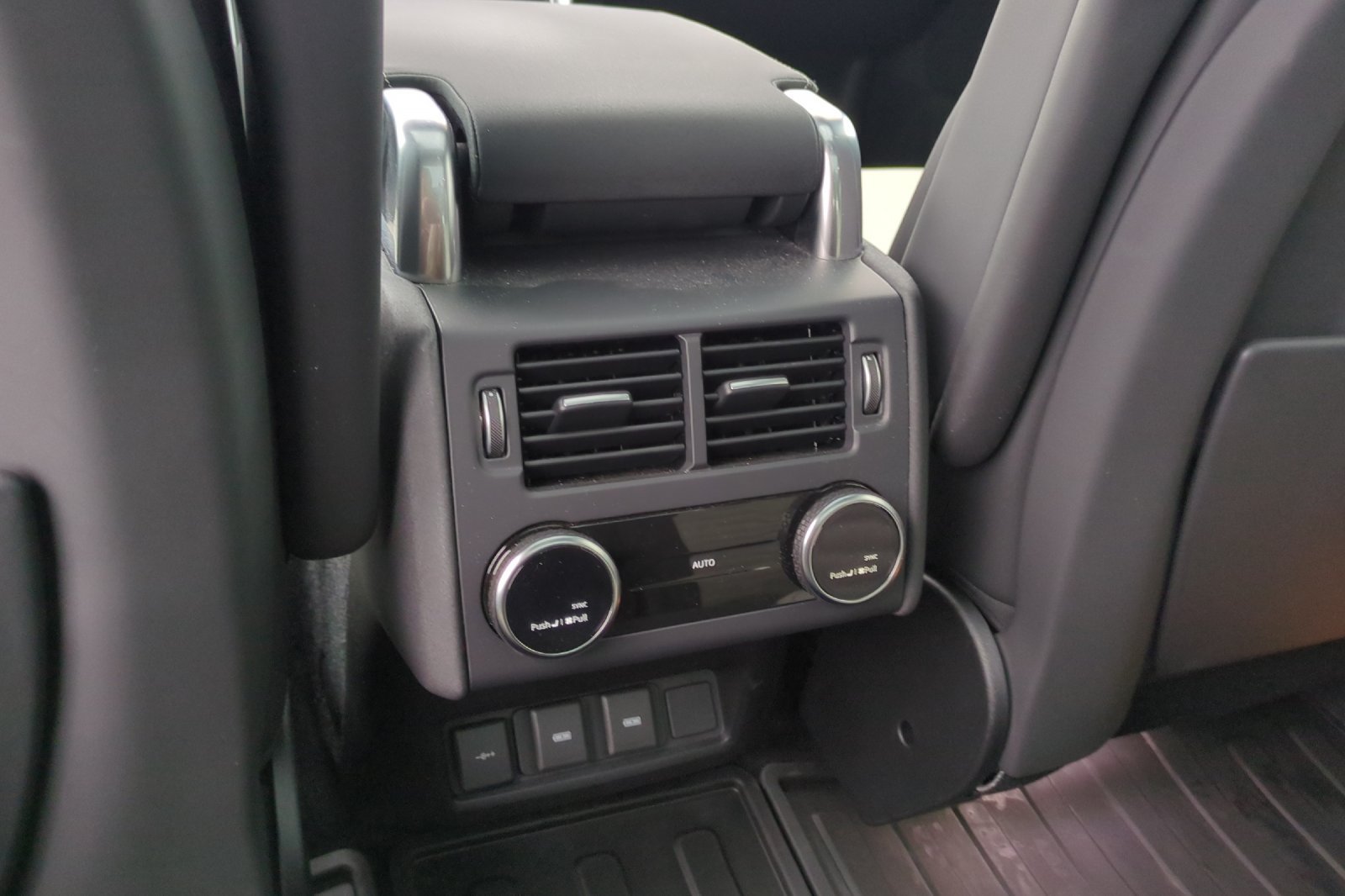 Used 2023 Land Rover Discovery HSE R-Dynamic AWD/4WD image 43