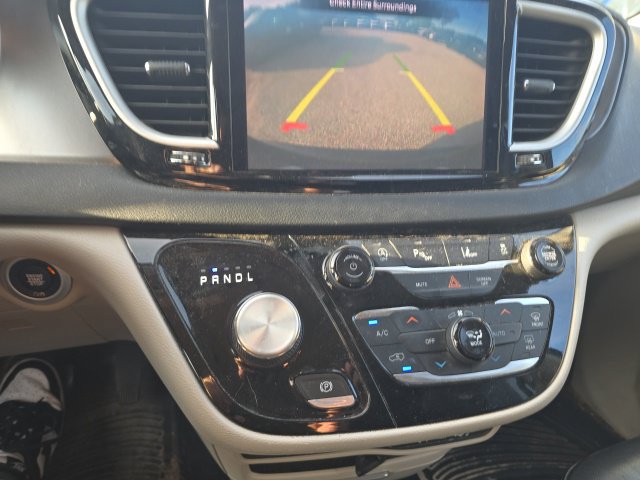 Used 2022 Chrysler Pacifica Touring-L FWD image 14