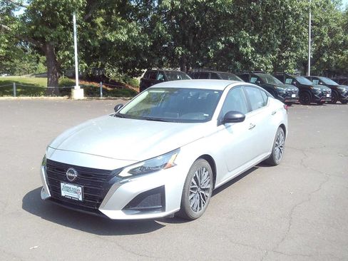 Used 2025 Nissan Altima 2.5 SV FWD image 1