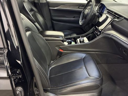 Used 2023 Jeep Grand Cherokee Limited w/ Black Appearance Package image 14