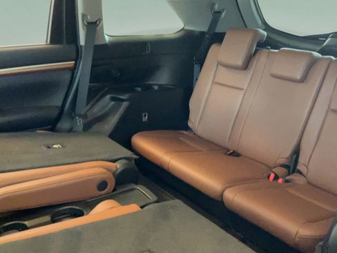 Used 2019 Toyota Highlander Limited Platinum FWD image 34