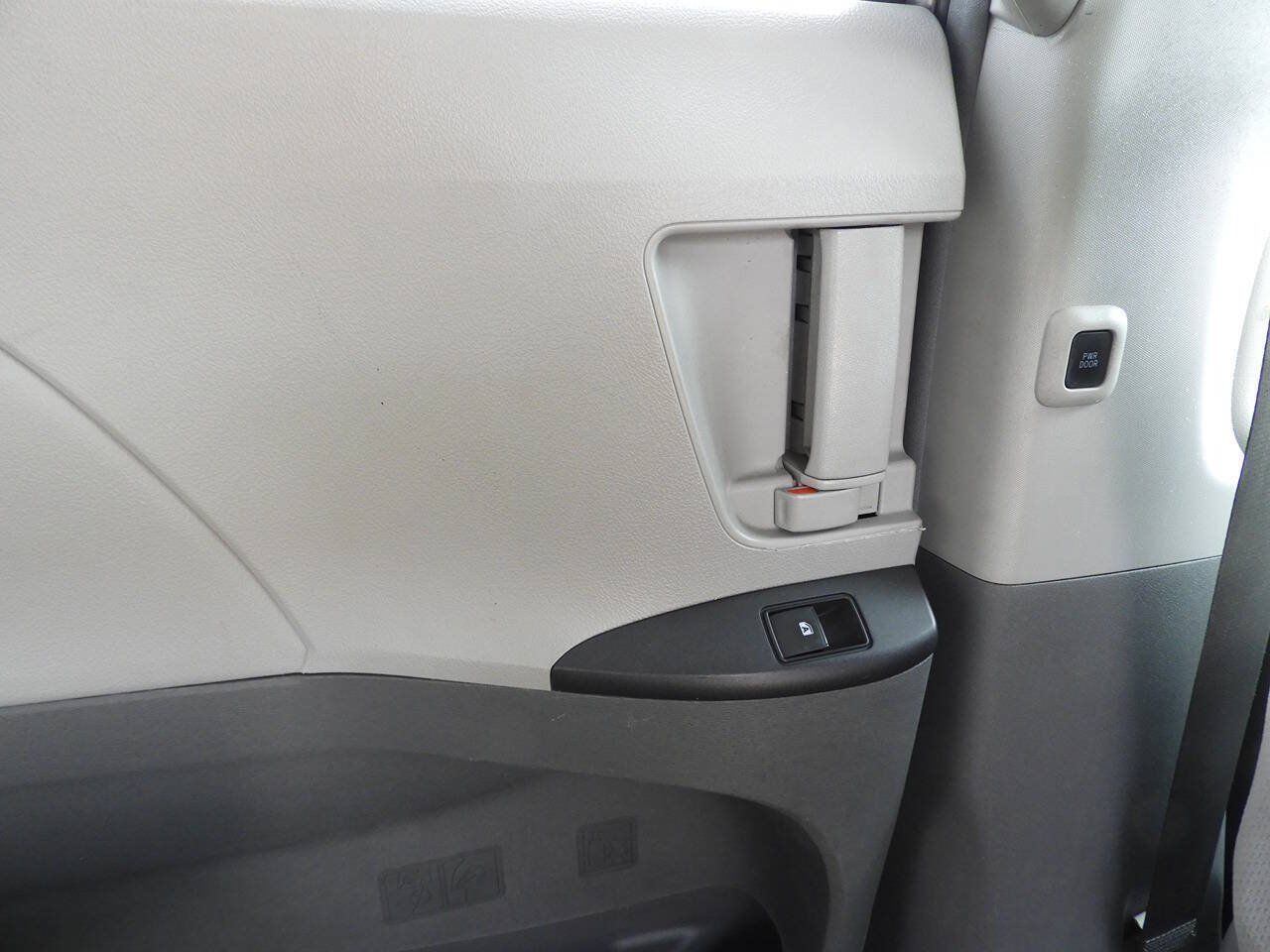Used 2017 Toyota Sienna LE FWD image 28