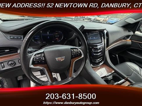Used 2019 Cadillac Escalade ESV Luxury AWD/4WD image 16