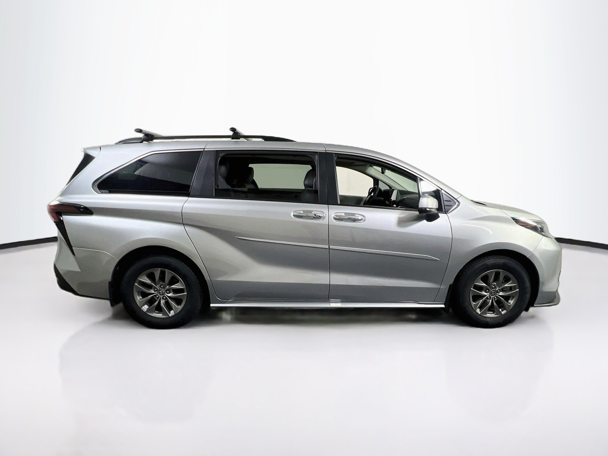 Used 2024 Toyota Sienna XLE FWD image 4