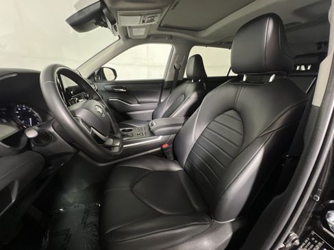 Used 2024 Toyota Highlander XLE AWD/4WD image 13