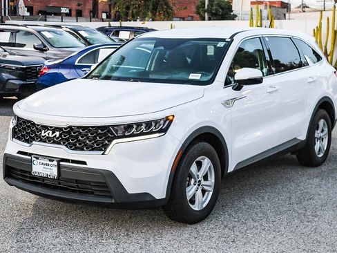 Used 2023 Kia Sorento LX image 3
