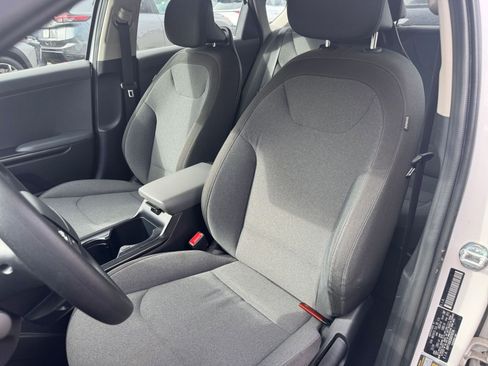 Used 2025 Kia K4 LXS image 32