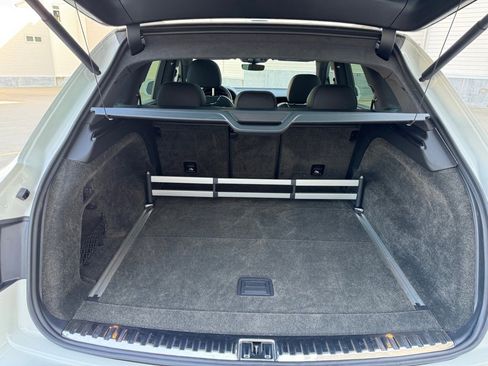 Used 2019 Bentley Bentayga image 23